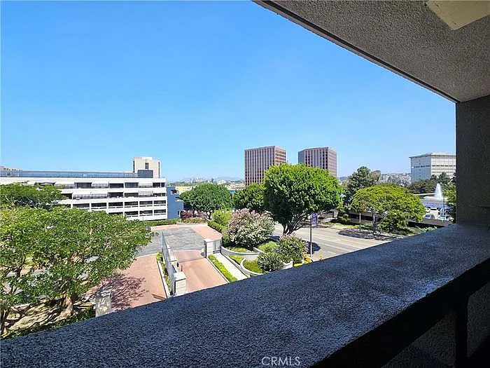121 S Hope St — Photo 4