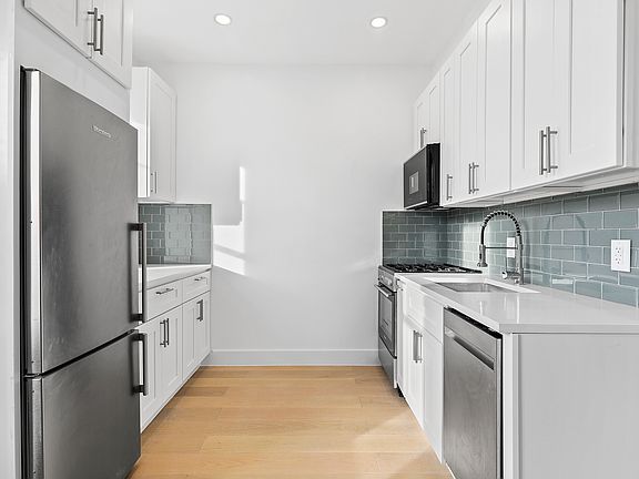 2nd image of 547 Throop Ave #4F
