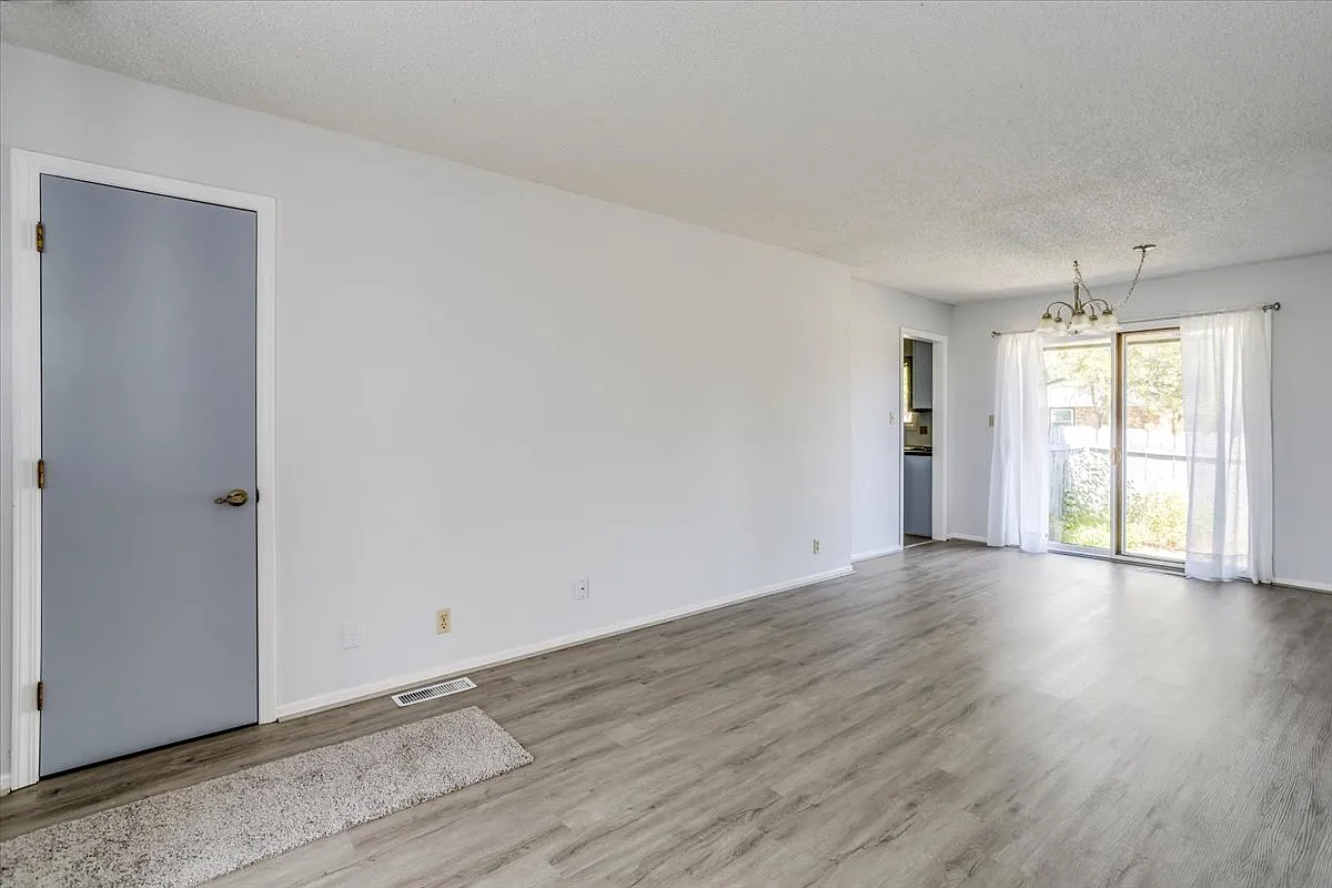 2 bed, 1200 sqft, $1,400 — Photo 4