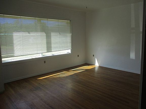 5th image of 1109 E 61st St