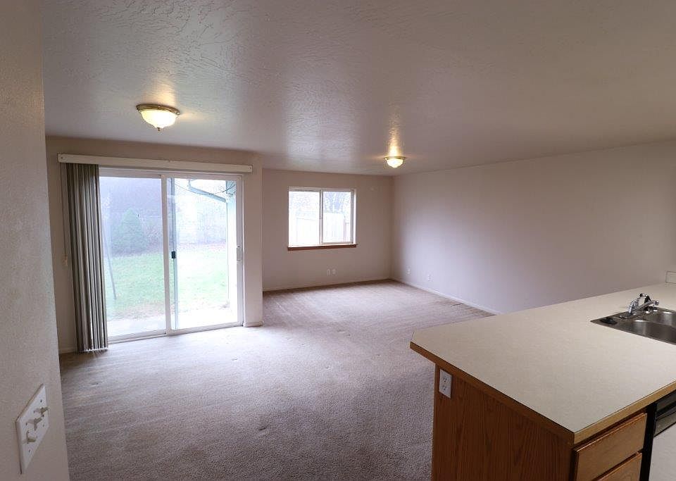 2nd image of 472 Autumn Ave