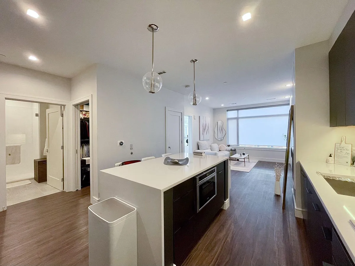 Building Photo - 99 Sumner St #306