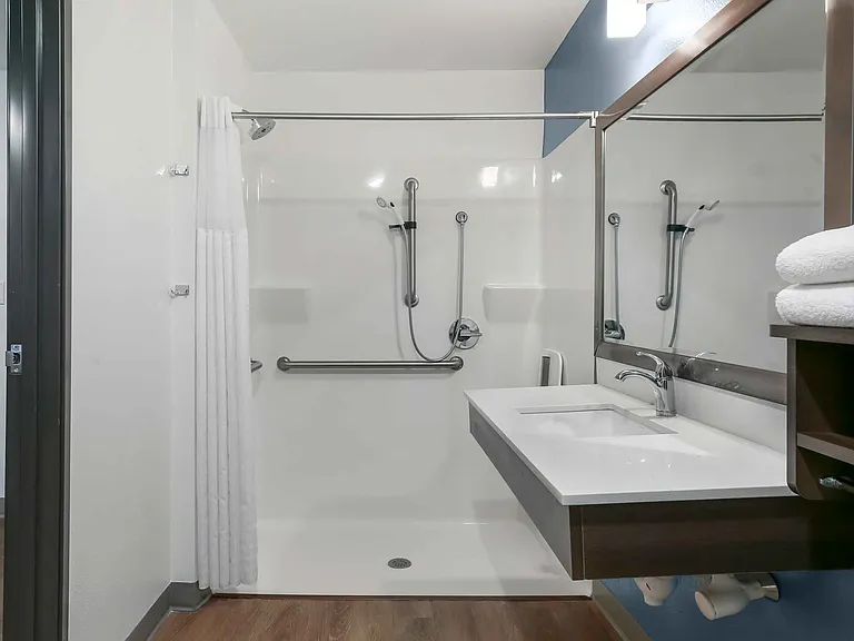 Deluxe Studio - 1 Queen Bed