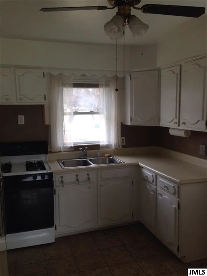 627 Bellevue Ave photo 1