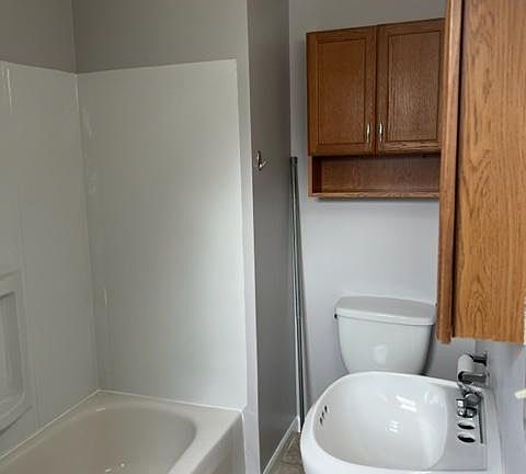 Bathroom incl tub and shower