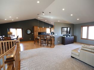 4879 Woodhaven Dr S, Fargo, ND 58104
