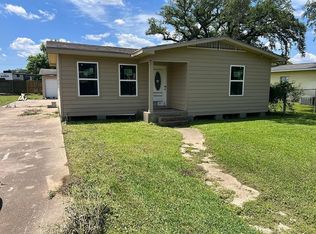 611 Whitten St, Clute, TX 77531