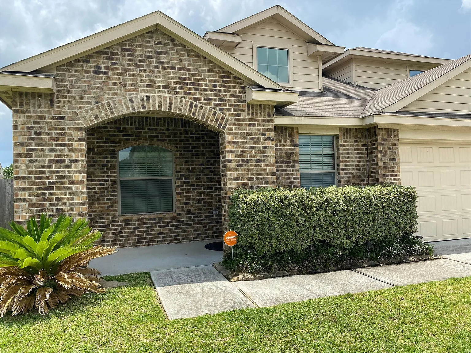 5 bed, 2.5 bath, 2392 sqft, $2,275 — Photo 1