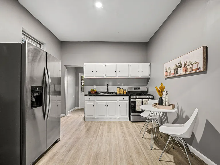2427 N Hollywood St — Photo 2
