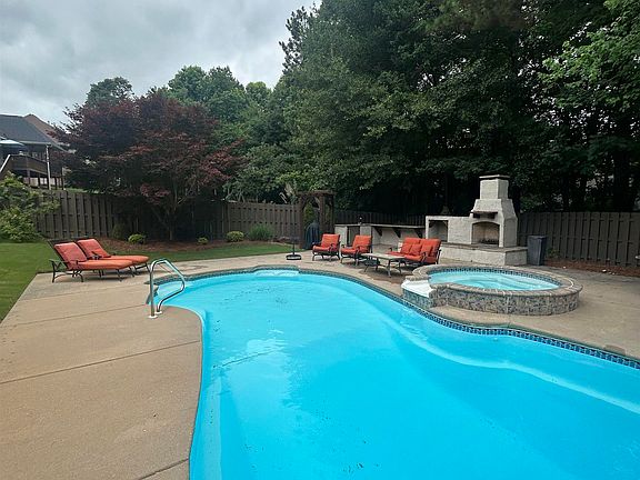 4th image of 171 Middleridge Dr