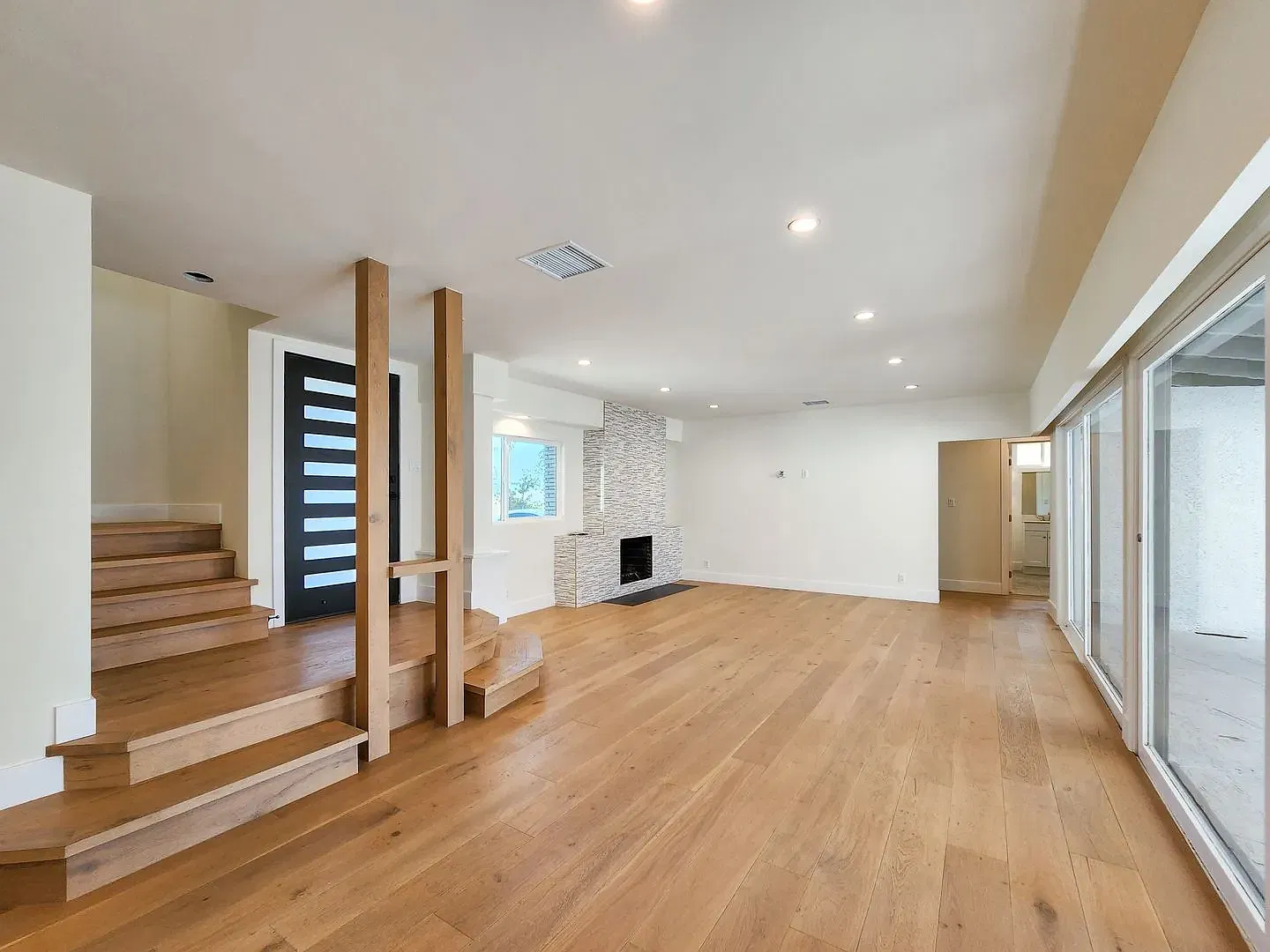 3 bed, 2059 sqft, $7,450 — Photo 3