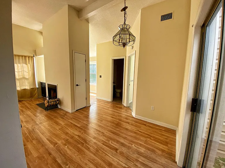 315 Lyons Cove Dr — Photo 3