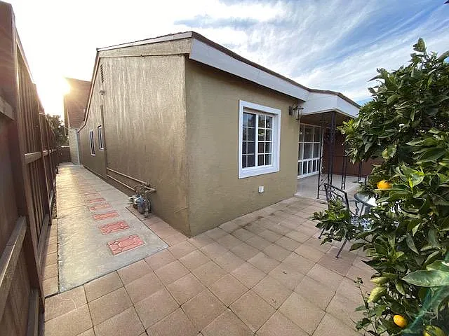 3320 Clairemont Dr — Photo 2