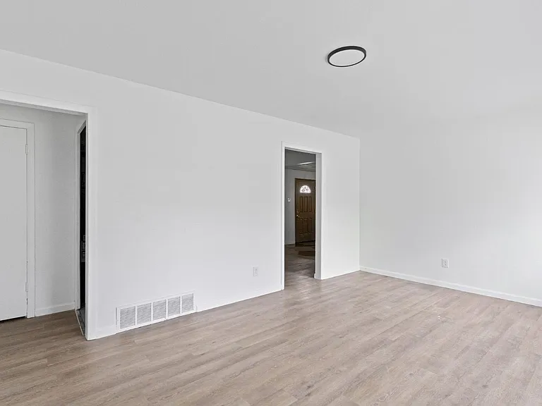 9835 Winkler Dr — Photo 5