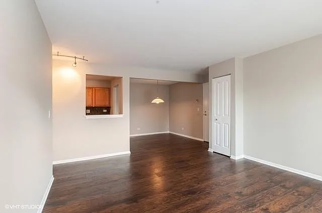 880 N Lakeside Dr — Photo 2