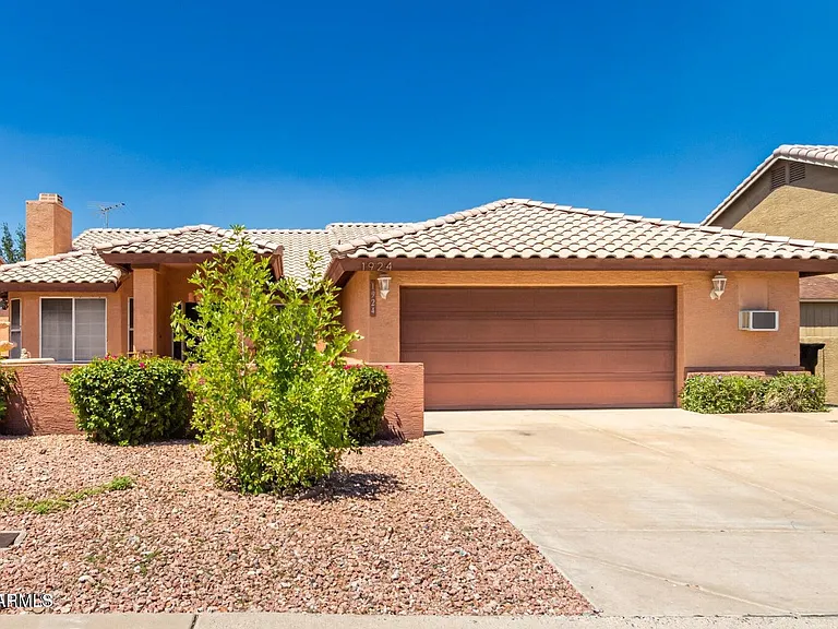 1924 E Sharon Dr — Photo 2