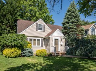 7 Briarcliff Dr, Merrick, NY 11566