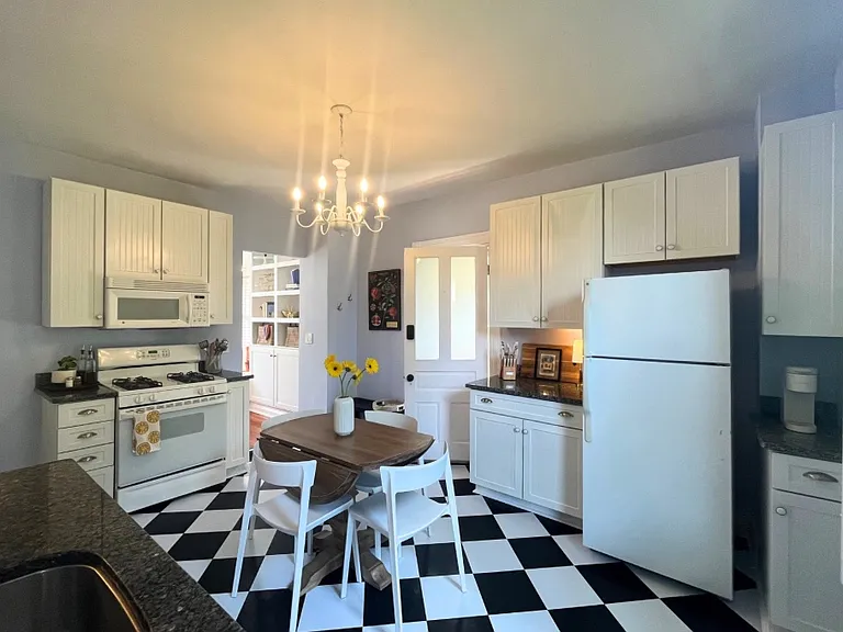 2124 Herrick Ave — Photo 22