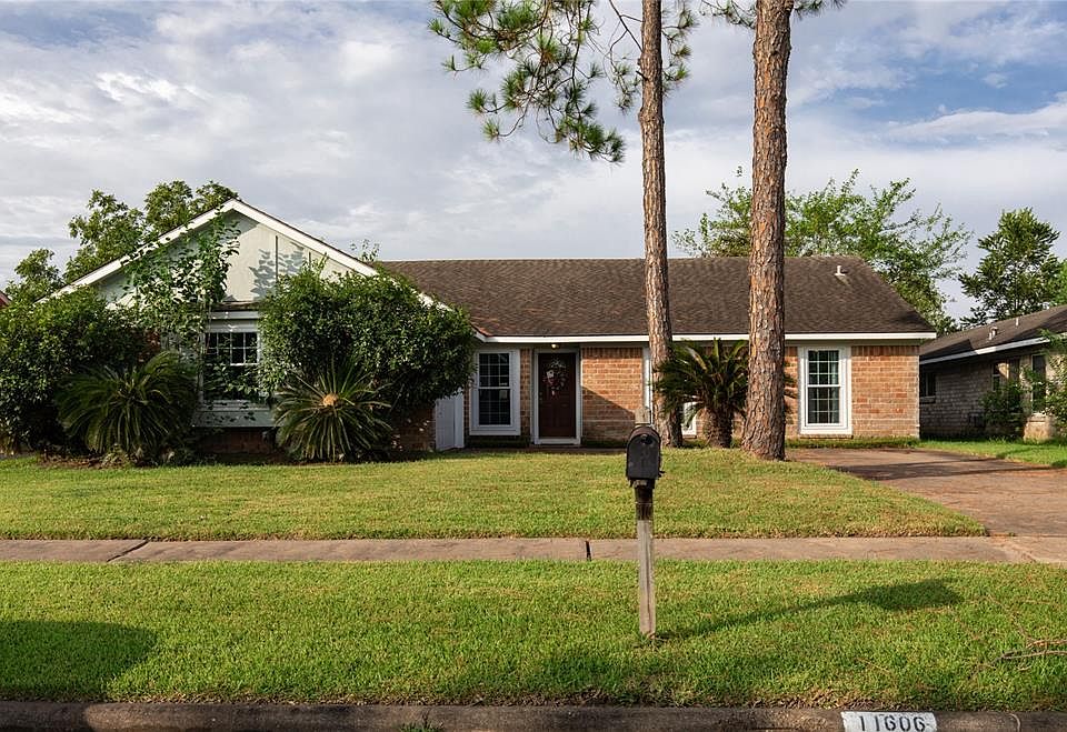 Welcome home! This beautiful 4 bedroom, 2 bath home is located in an established community and offers 4 bedrooms, 2 baths and a beautiful kitchen!