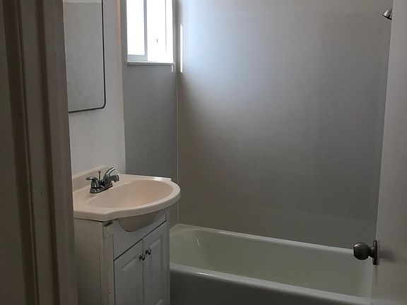 2nd image of 3201 Taraval St APT 3