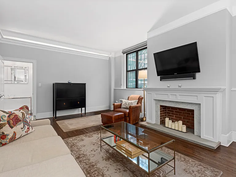 339 E 58th St #1A — Photo 3