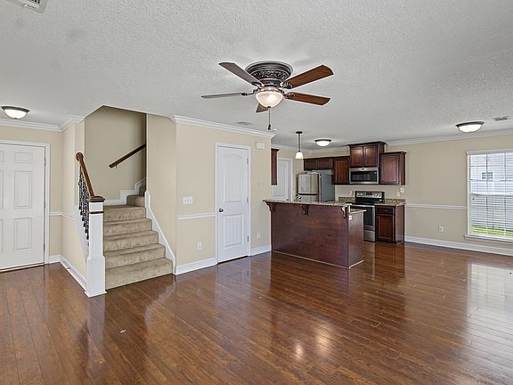 3rd image of 606 Amhearst Row