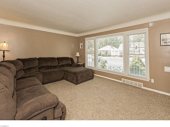 5th image of 347 Woodmere Dr