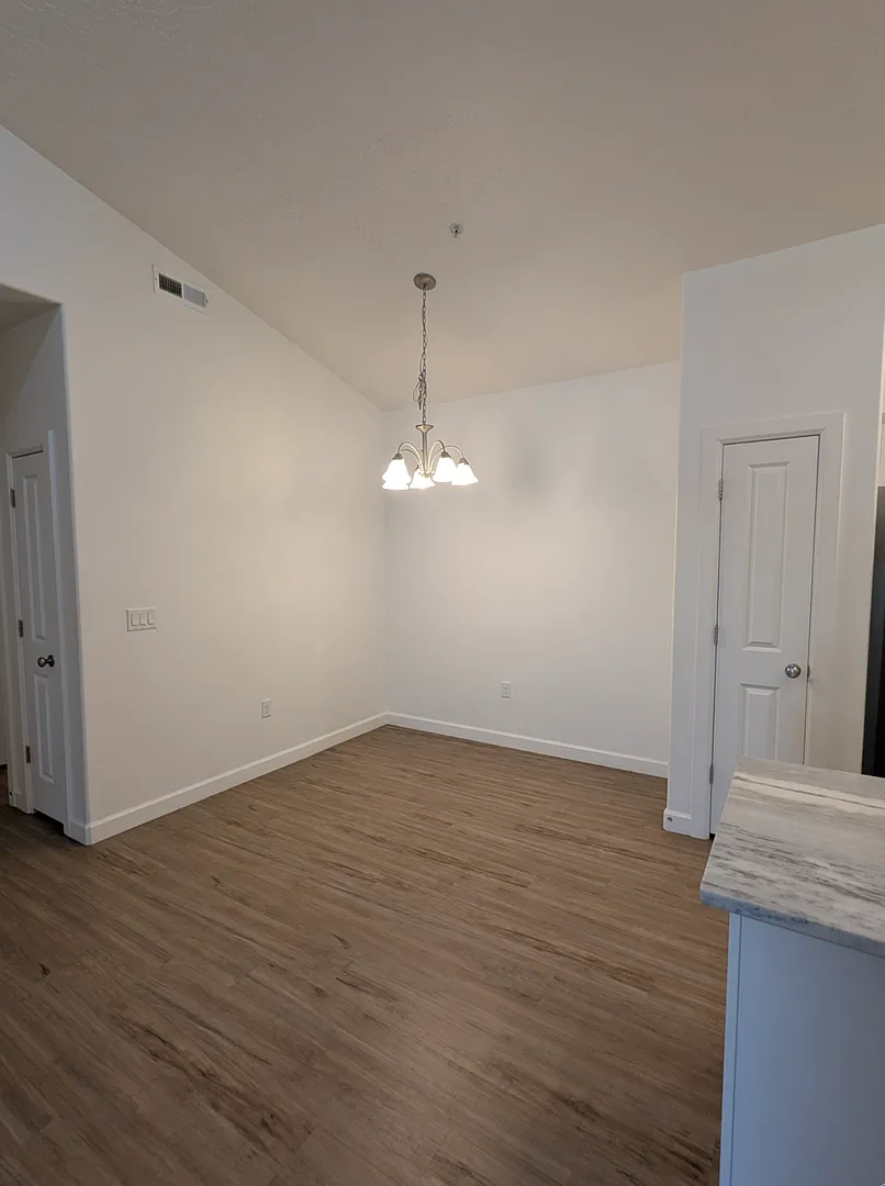3 Bedroom 2 Bathroom Condo in Pleasant Grove — Photo 4