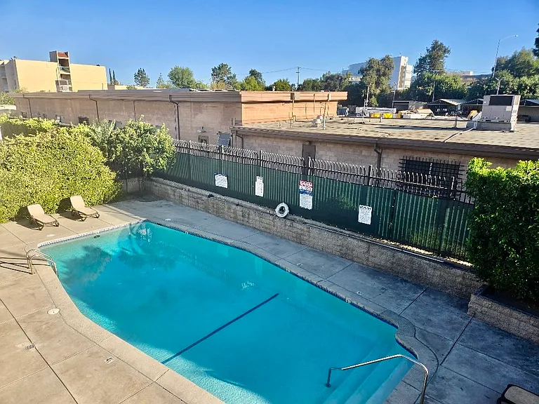 Tarzana Courtyard — Photo 28