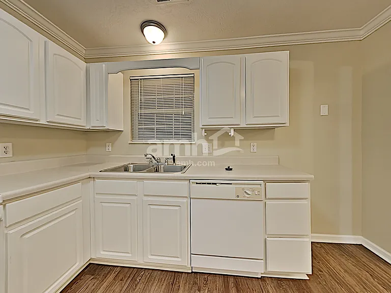 2000 Farmstead Ln — Photo 3