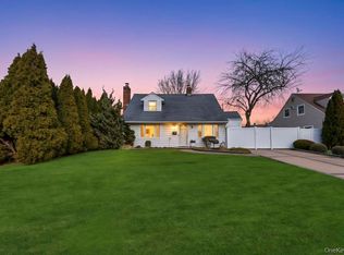 23 Haven Ln, Levittown, NY 11756