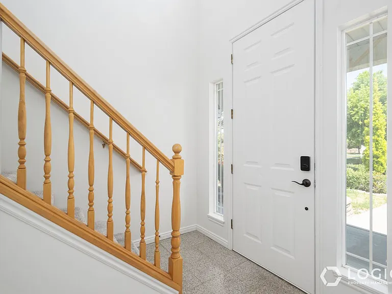 166 E Rawlins Ln — Photo 3