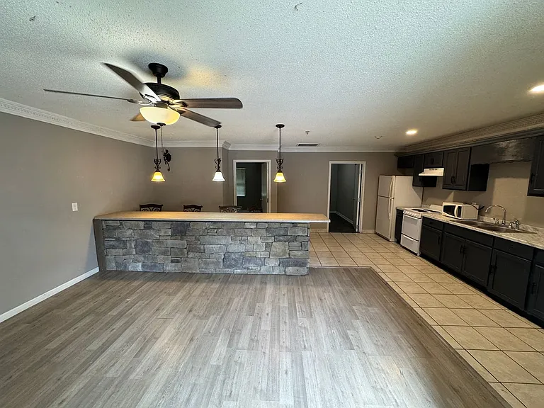 407 W Moore St — Photo 22