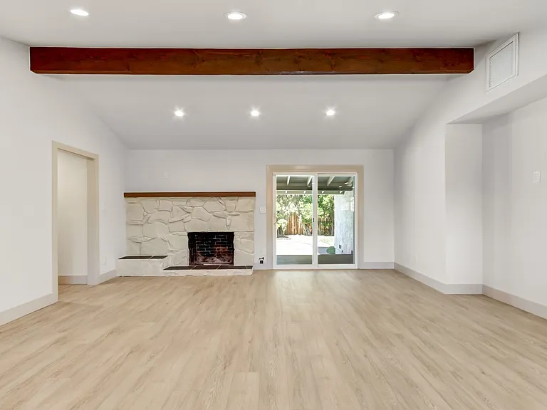 965 Jonas Ave — Photo 7