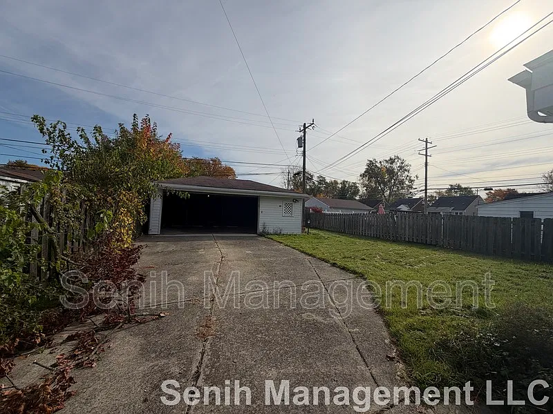 3 bed, 1.5 bath, 1200 sqft, $1,795 — Photo 2