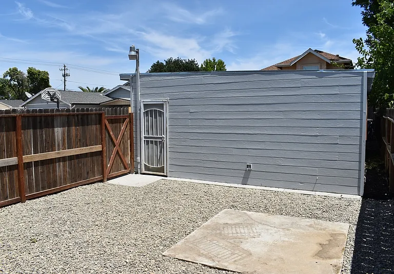 1720 Bessie Ave — Photo 24