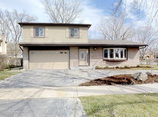 1820 E Apache Ln, Mount Prospect, IL 60056