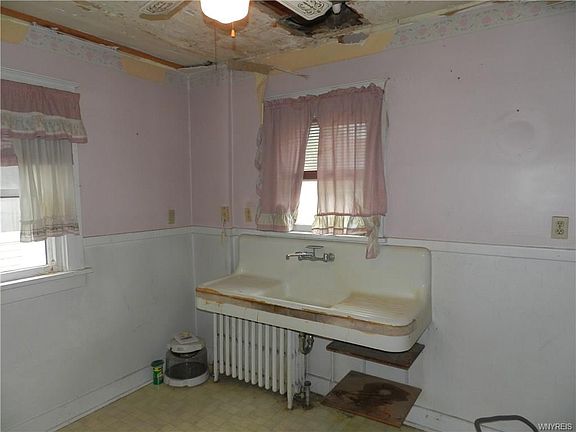 4th image of 8722 Munson Ave