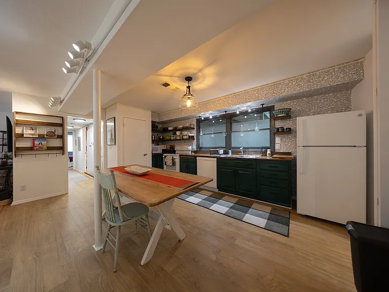 410 6th Ave SW #C — Photo 8