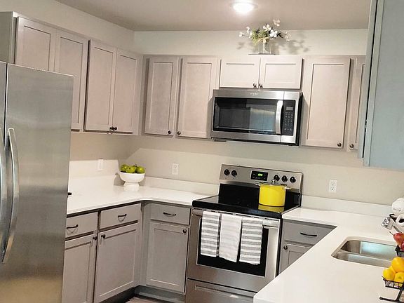 4th image of 557 Parkhill Cir