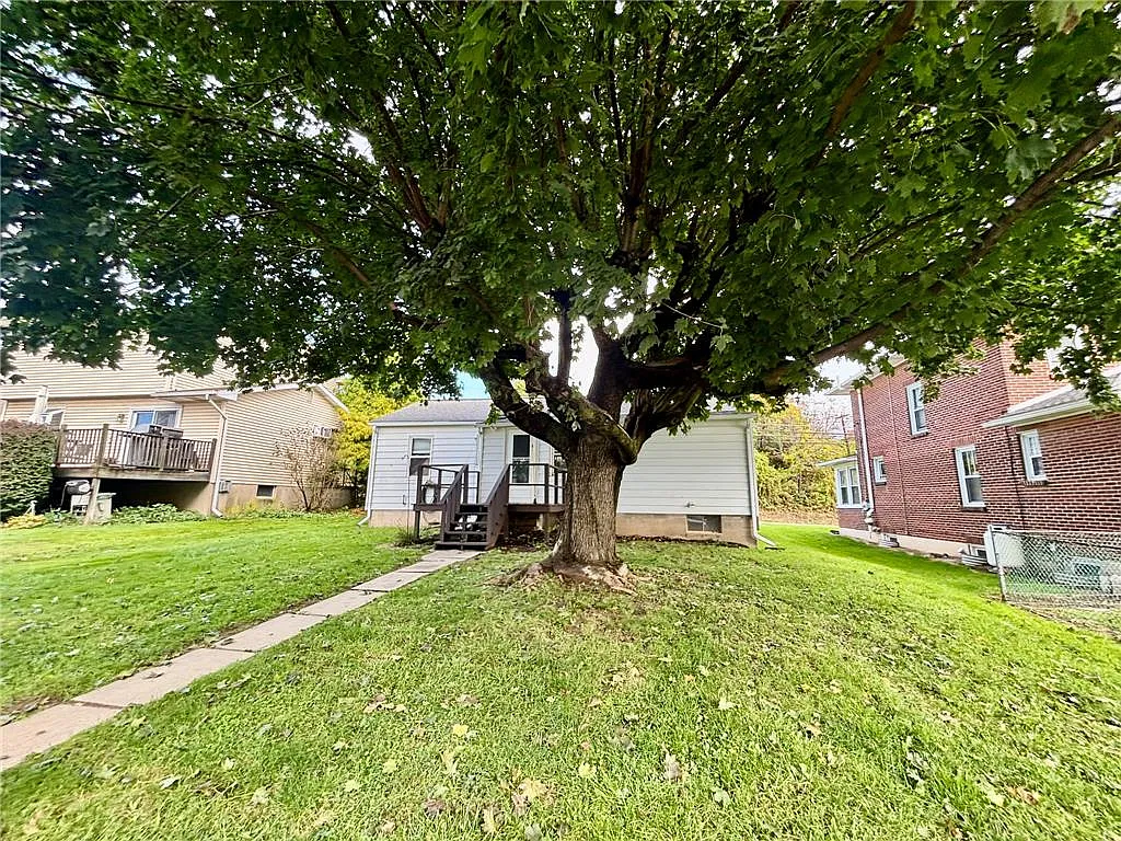 3 bed, 1.0 bath, 855 sqft, $1,900 — Photo 4
