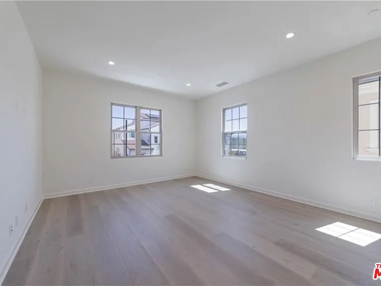 113 Escala — Photo 16