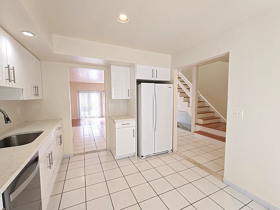 3rd image of 1533 John St #7