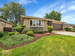 789 Erie Ct, Carol Stream, IL 60188