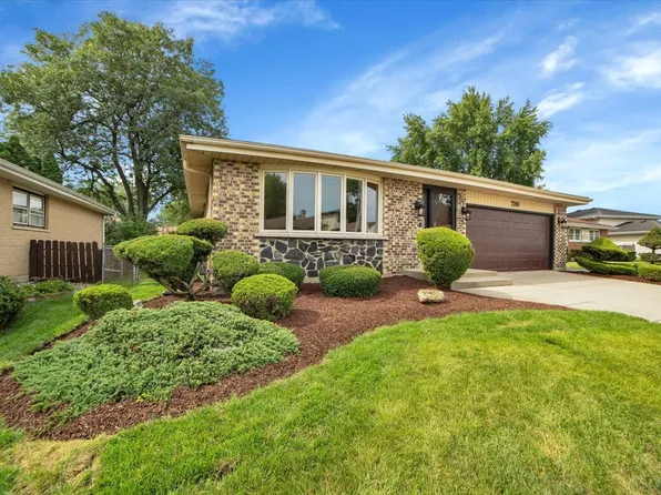 789 Erie Ct, Carol Stream, IL 60188