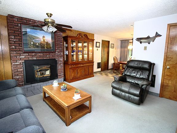 3rd image of 707 NE 152nd Ave