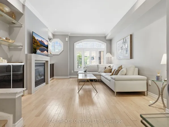 39 Lobo Mews, Toronto, ON M8Z 0B2