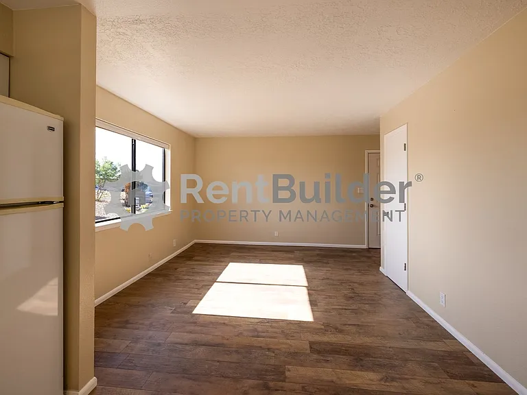301 Geraldine Loop SE — Photo 6