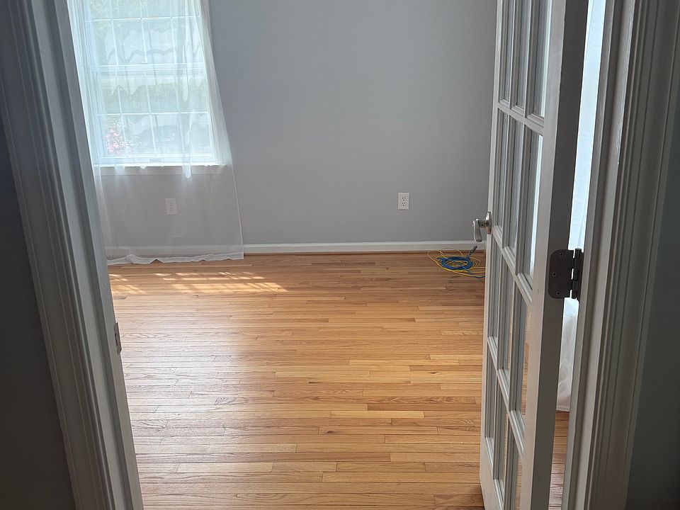 Rental In-Law Suite w/Full Bath (see next 2 pics): $1375/mo incl. utilities, approx. 182 sq ft
approx 15.5' x 11.5"