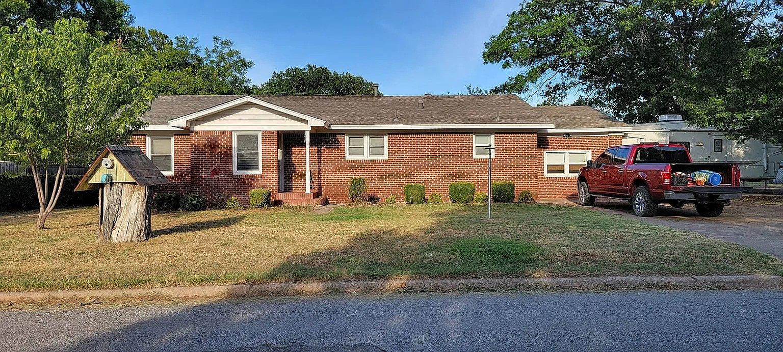 1001 N Pine St, Waurika, OK 73573 MLS 1071198 Zillow